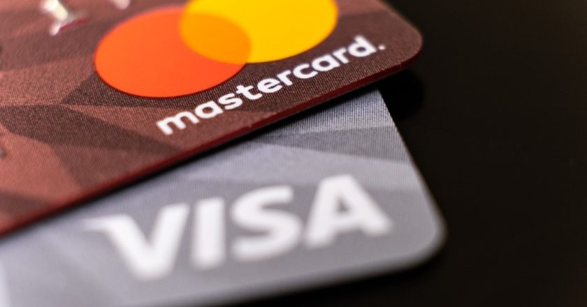 Comment faire le bon choix entre une carte Visa et Mastercard